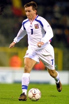 Vladimír Šmicer v barážovém zápase s Belgií v roce 2001.