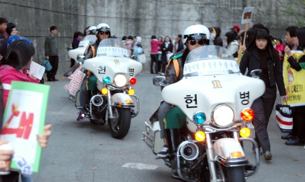 Přijímací zkoušky na vysokou jsou superdůležitou událostí. Opozdilce na zkoušky rovnou vozí policisté.
