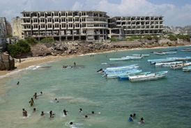 Rozvaliny přímořského hotelu. Mogadišo bývalo známé jako "perla Indického oceánu".