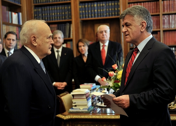 Prezident Karolos Papulias (vlevo) a předseda parlamentu Filippos Petsalnikos. 