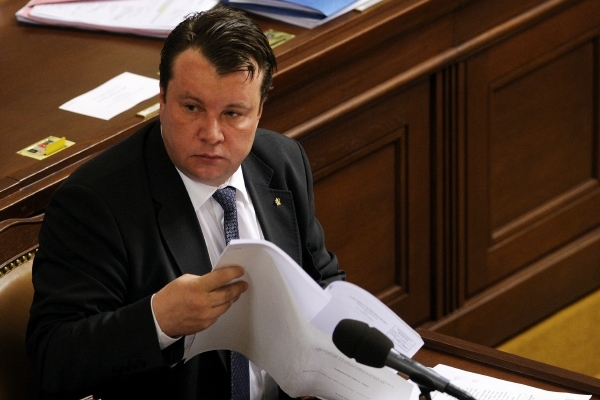 Ministr Kocourek bude muset vyjasnit, jak to bylo se společným jměním jeho a paní Kocourkové.  