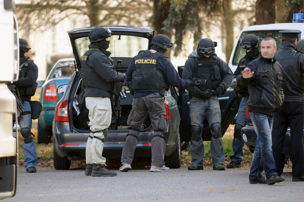 Policejní jednotky na místě neštěstí.