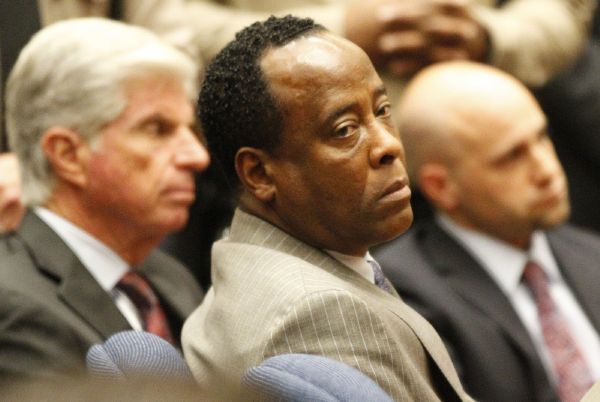 Jacksonův doktor Conrad Murray při soudním přelíčení. Jacksonův doktor Conrad Murray při soudním přelíčení.