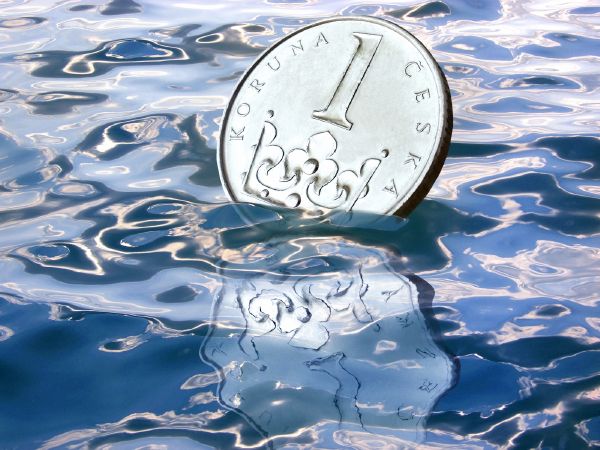 Klesá i koruna, která si jinak vede ze středoevropských měn nejlépe. Klesá i koruna, která si jinak vede ze středoevropských měn nejlépe.