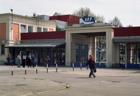 Muž v továrně dříve pracoval.