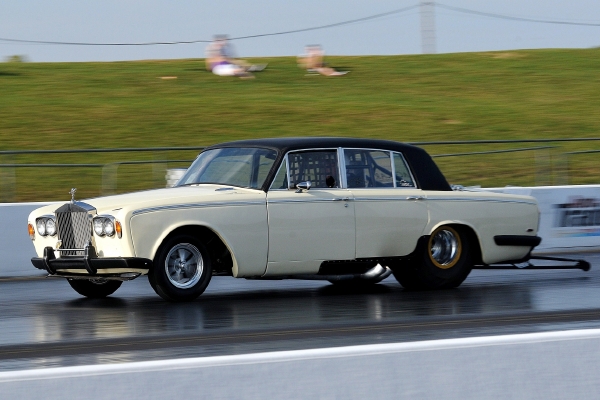 Silver Shadow ani po přestavbě nevypadá na sprintéra.  