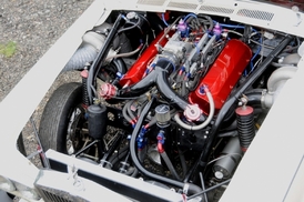 Motor z dragsteru, který vůz pohání.