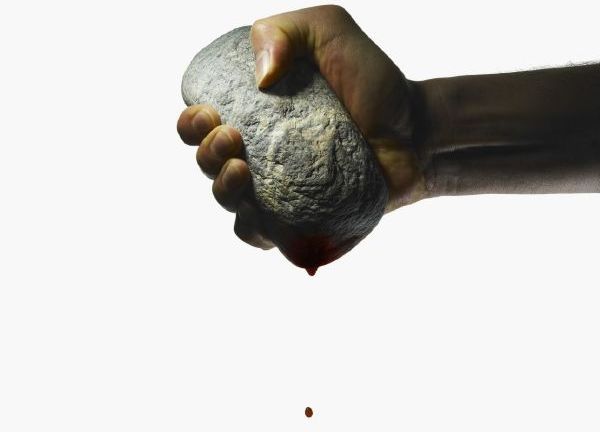 Zákony patriachátu za přihlížení NATO. Ubijte ji, hříšnici...
