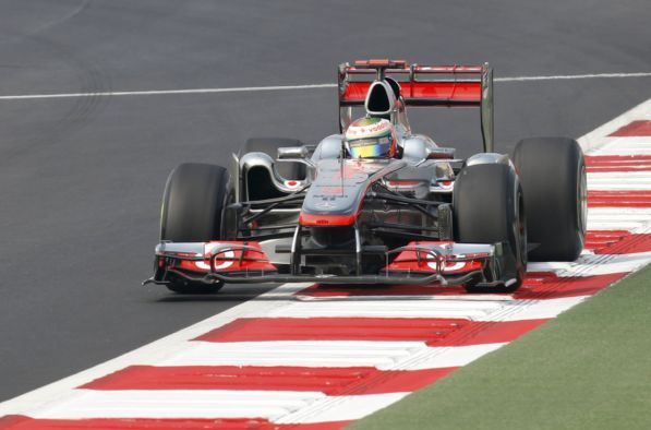 Lewis Hamilton vyhrál tréninky před VC Abú Zabí.