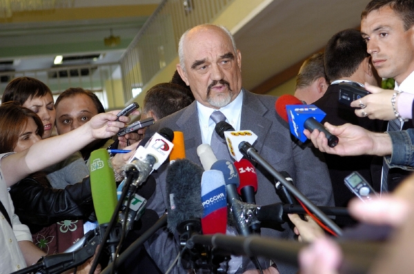 Sedmdesátiletý Smirnov vládl Podněstří dlouhých dvacet let, ale v polovině října dostal z Kremlu jednoznačný signál, aby v příštích volbách nekandidoval. 