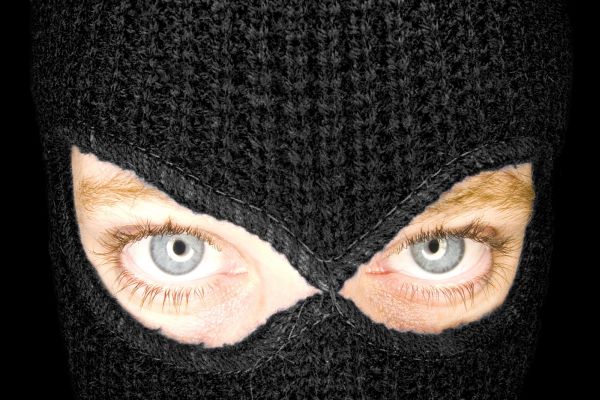 Policie dopadla skupinu, která přepadávala za jízdy kamiony (ilustrační foto).