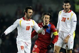 Tomáš Rosický (uprostřed) sváděl na hřišti tvrdé souboje.
