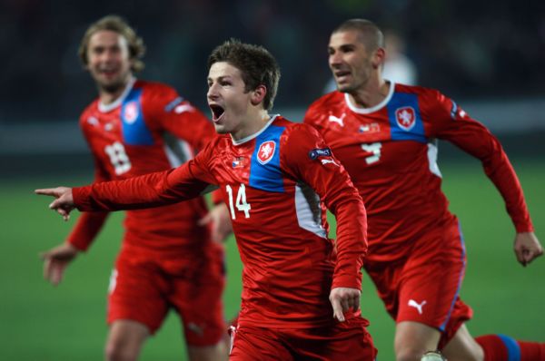 Václav Pilař (uprostřed) slaví vstřelení prvního gólu.