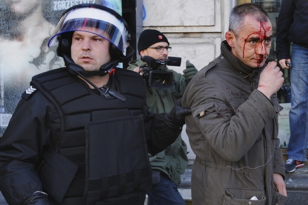 Policisté během výtržností zadrželi více než dvě stě lidí.
