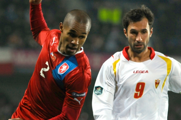 Fotbalový obránce Theodor Gebre Selassie (vlevo). Fotbalový obránce Theodor Gebre Selassie (vlevo).