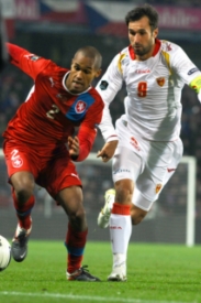 Fotbalový obránce Theodor Gebre Selassie (vlevo). Fotbalový obránce Theodor Gebre Selassie (vlevo).