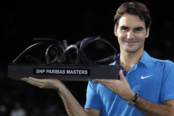 Roger Federer s trofejí z Paříže.