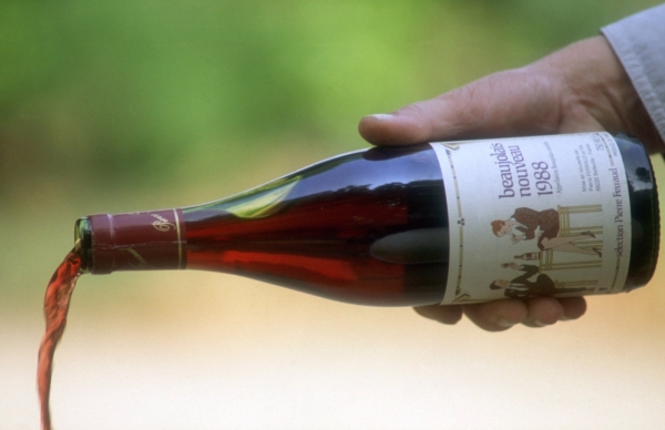 První lahve mladého beaujolais se otevírají třetí čtvrtek v listopadu.