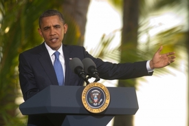 Obama také tvrdě kritizoval Čínu za její uměle podhodnocený jüan, vyzval její zástupce k revalvaci měny.