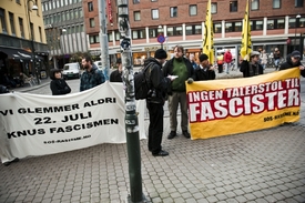 Demonstranti před soudní budovou drží transparent se slovy "Žádnou tribunu pro fašisty". 