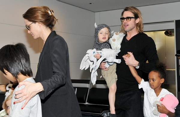 Brad Pitt s Angelinou Jolie a dětmi na premiéře filmu Moneyball.