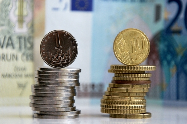 Česká koruna padá ze svých silných pozic. Její propad však vyhovuje exportérům, kteří realizují vyšší zisky.