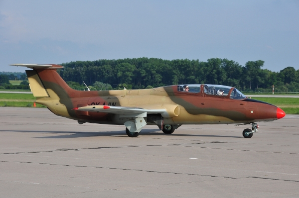 Podobný letoun L-29 Albatros si Češi fotografovali připevněný na sloupu před zambijskou leteckou základnou.