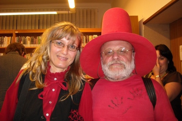 Ivona Březinová na Literární akademii v Jičíně, po boku Arnošta Goldflama v Rumcajsově klobouku.