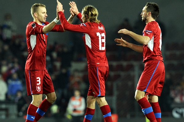 Radost českých fotbalistů po úvodní výhře nad Černou Horou.
