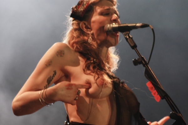 Nahá zpěvačka Courtney Love. 