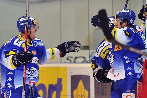 Radost hokejistů Komety Brno. Radost hokejistů Komety Brno.