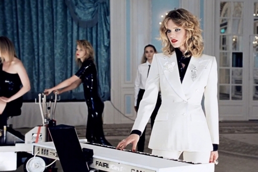 Eva Herzigová jako klávesák Nick Rhodes. 