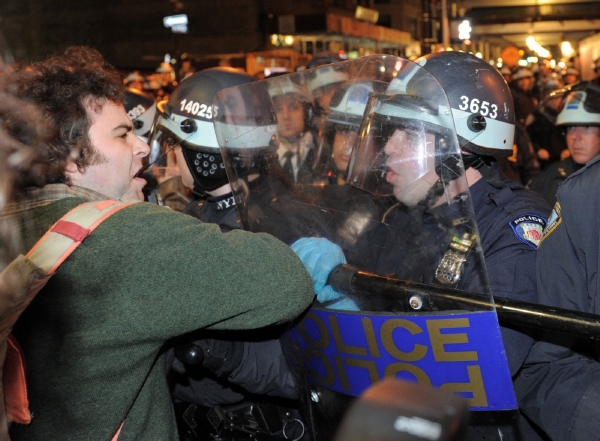 Přestože starosta přislíbil, že se po úklidu budou moci demonstranti do parku vrátit, postavili se mnozí na odpor.