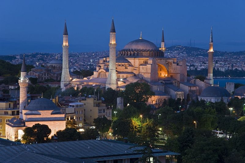 Turecký Istanbul popisují servery jako město dvou tváří, v němž se střetává asijská a evropská kultura, a stojí podle nich za to oba protiklady navštívit. Není divu: Istanbul se rozkládá na dvou kontinentech současně a právě to ho činí zcela jedinečným.
