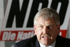 V souvislosti s kauzou požadují politici zákaz neonacistické Národnědemokratické strany Německa (NPD) vedené Udo Voigtem..