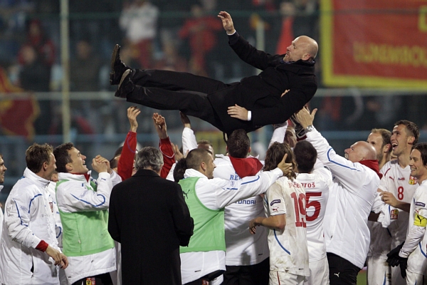 Michal Bílek dostal od hráčů po postupu na Euro 2012 hobla.