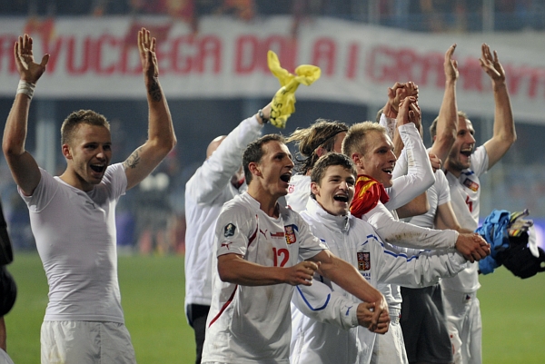 Čeští fotbalisté slaví postup na Euro.