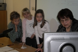 Dagmar Rýdlová při výuce s dětmi. Jedinečný program pomáhá dyslektikům s učením jazyků a domácí přípravou.