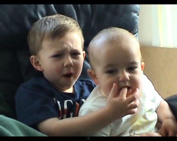 Au, to bolí! Video s malým chlapcem kousajícím brášku má již 387 milionů zhlédnutí.