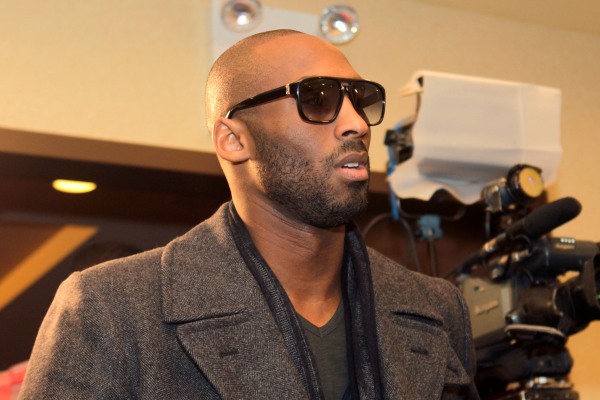 Hvězda NBA Kobe Bryant na tiskové konferenci po dalším neúspěšném jednání mezi majiteli klubů a hráči. Hvězda NBA Kobe Bryant na tiskové konferenci po dalším neúspěšném jednání mezi majiteli klubů a hráči.