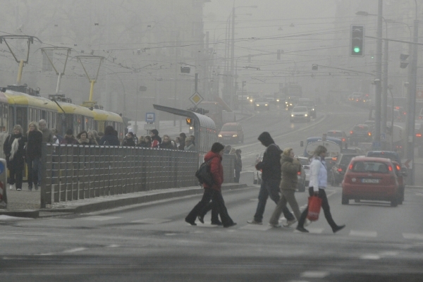 Smog zahalil většinu Česka, snímek pochází z Plzně. Smog zahalil většinu Česka, snímek pochází z Plzně.