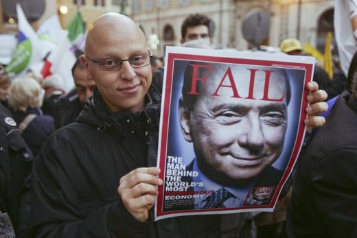 Berlusconi v čase svého politického odchodu na jedné z obálek magazínu.