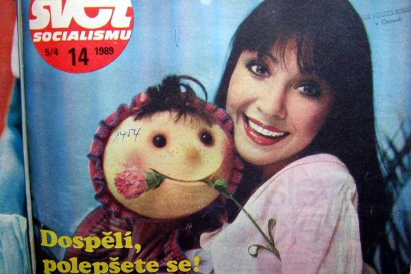 Dáda Patrasová na titulní straně časopisu Svět socialismu pár měsíců před revolucí v roce 1989. „Dospělí, polepšete se,“ radila. A dospělí Češi se nakonec přece odhodlali k masovým protestům proti "světu socialismu".