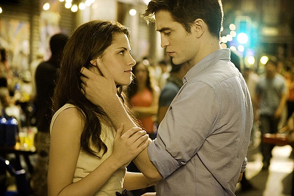 I ve filmu Twilight sága: Rozbřesk - 1. část nakonec všechna voda steče z kopce dolů a Bella se stane Edwardovou ženou.