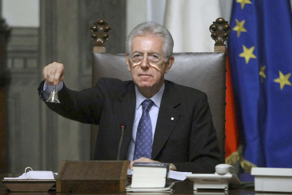 Mario Monti převzal od Berlusconiho zvoneček, kterým zahajuje jednání nové vlády.