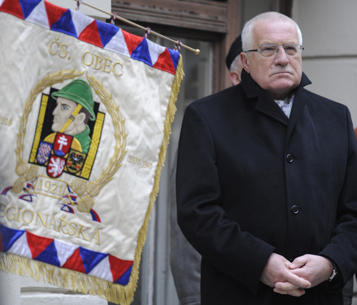 Klaus k současným demonstracím a nespokojenosti ve společnosti řekl, že patří k lidské povaze. Kdyby byli všichni se vším spokojeni, "tak svět končí, protože by nebyla sebemenší motivace něco dělat", uvedl prezident. Klaus k současným demonstracím a nespokojenosti ve společnosti řekl, že patří k lidské povaze. Kdyby byli všichni se vším spokojeni, "tak svět končí, protože by nebyla sebemenší motivace něco dělat", uvedl prezident.