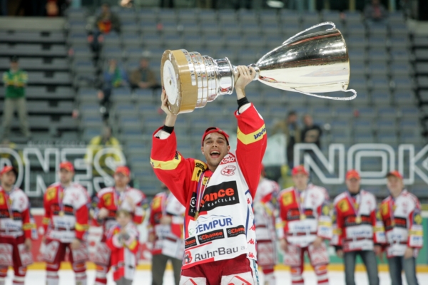 Se Slavií slavil Michal Vondrka v roce 2008 extraligový titul. Se Slavií slavil Michal Vondrka v roce 2008 extraligový titul.