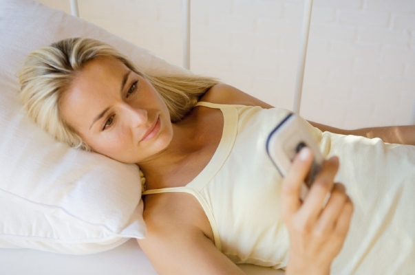 Lidé bez mobilu nemohou být ani v noci. Posílají SMS i ve spánku.