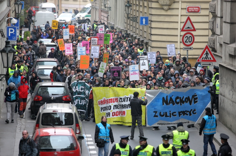 Účastníci kolem 15. hodiny vyrazili na pochod směrem k Národnímu divadlu, Karlovu a Jiráskovu náměstí a dále na Moráň. Účastníci skandovali protirasistická hesla. 