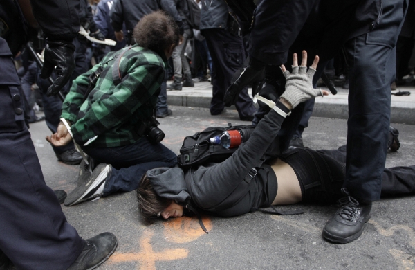 Policie zatýkala účastníky protestů.